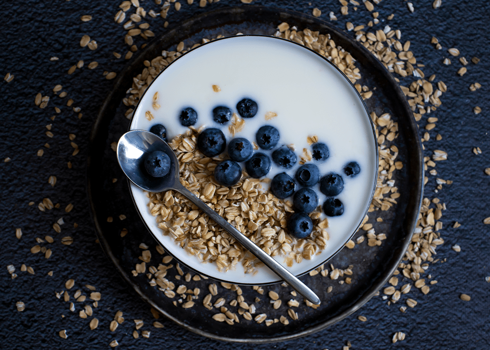 Schüssel Yoghurt mit Blaubeeren und Müsli