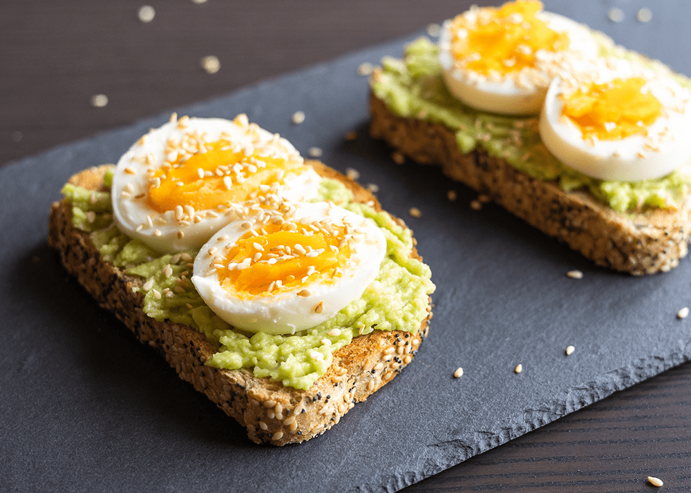 Scheibe Brot mit Avocado und Ei belegt